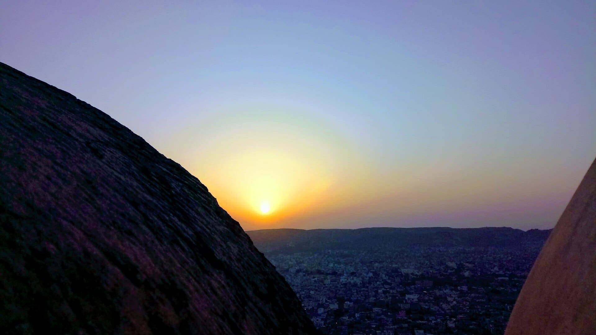 Photo: Hemant.kumar06 · CC BY-SA 4.0, via Wikimedia Commons Jaipur city at sunrise seen from Nahargarh Fort