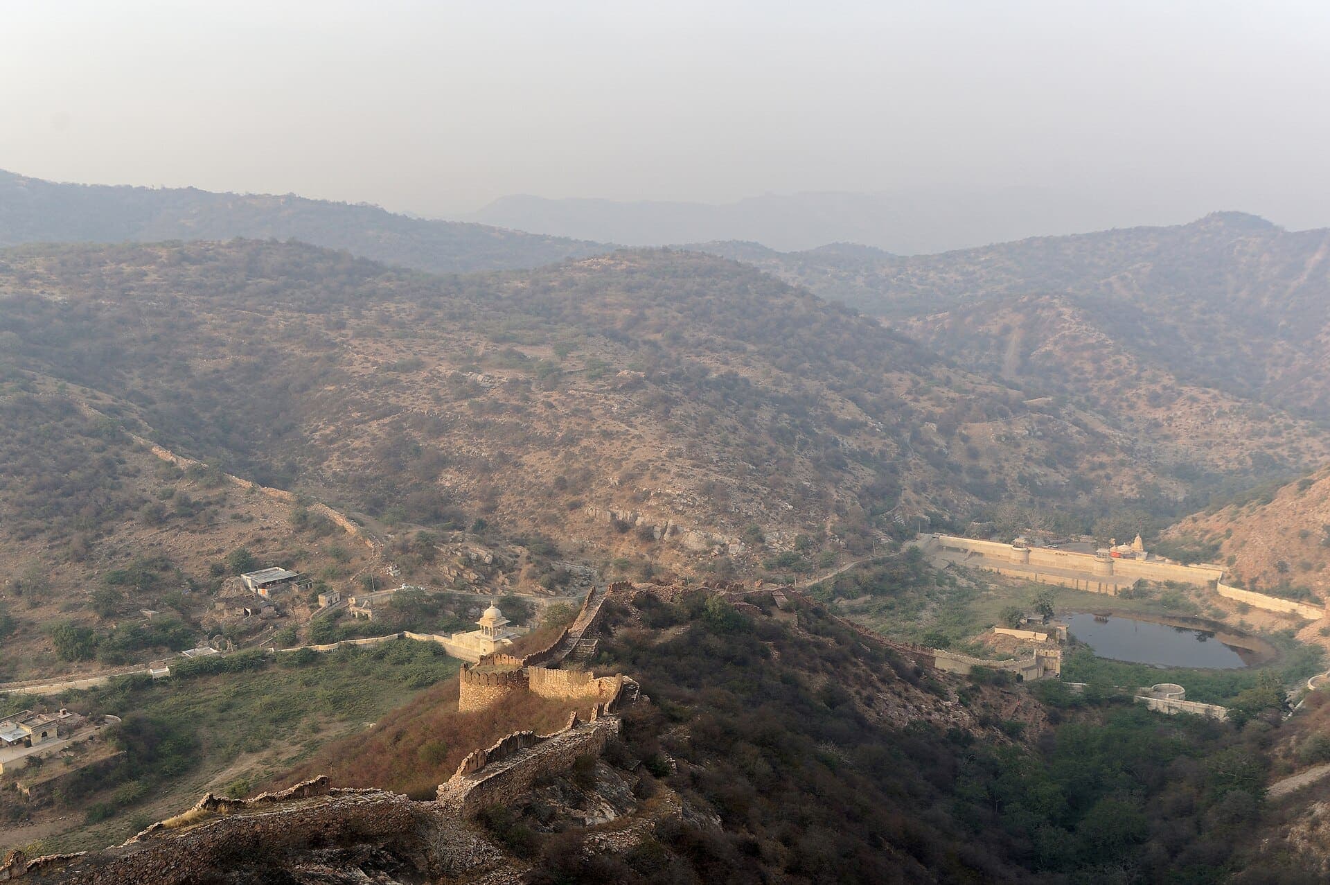 Photo: Jakub Hałun · CC BY-SA 4.0, via Wikimedia Commons Aravalli hills and fort walls seen from Jaigarh Fort, Amer